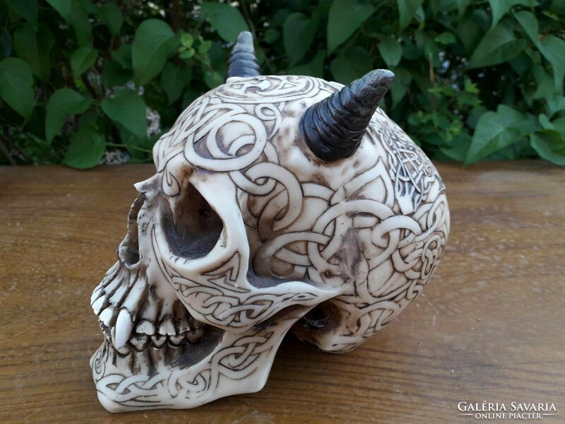 Celtic decorative skull / decorative dagger.