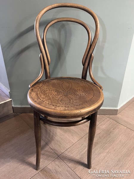 Antik, hajlított fából készült Thonet szék , felületén csodás kopással , üllőfelületén fúrt mintával