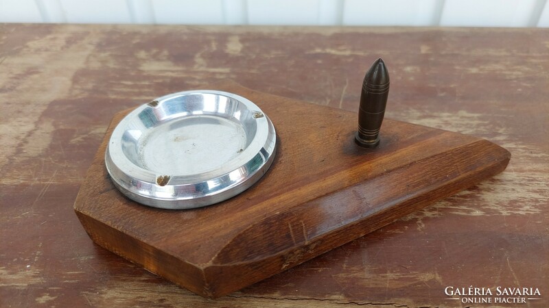 Ashtray with projectile