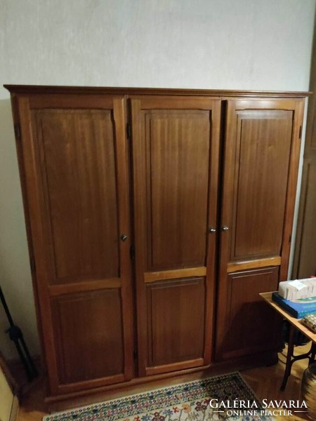 Wooden antique wardrobe / wardrobe in good condition