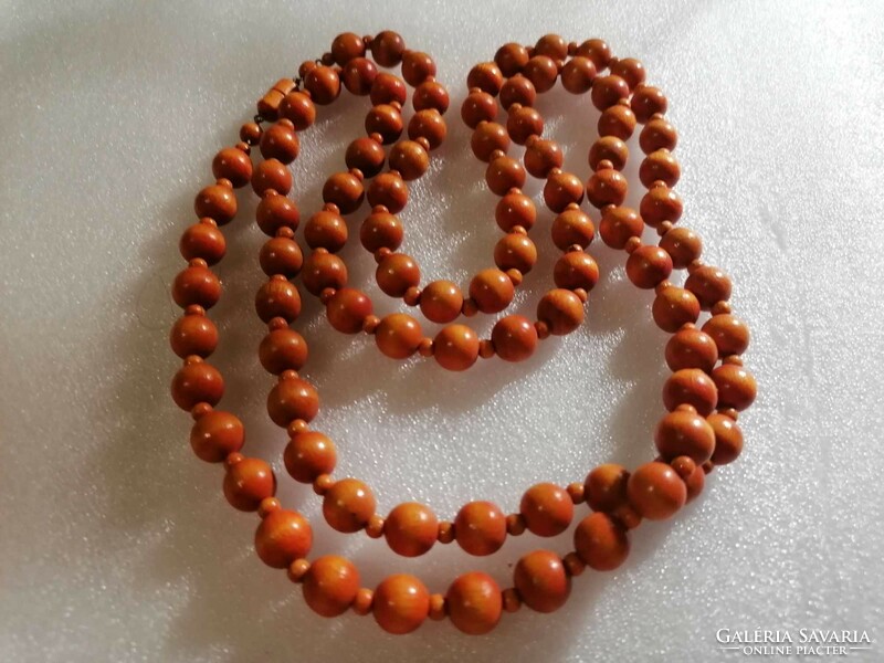 Long (120 cm) string of brown wooden beads