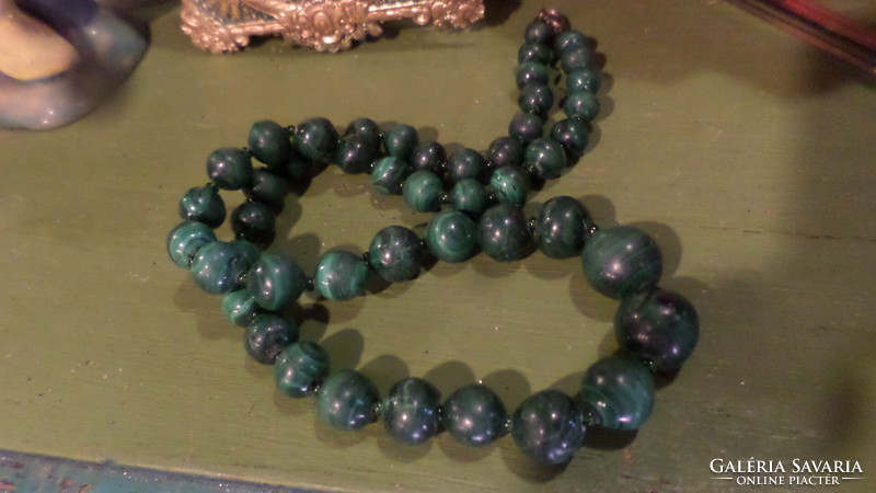 Vintage necklace made of 46 cm malachite beads. The largest eye is about 1.5 cm.
