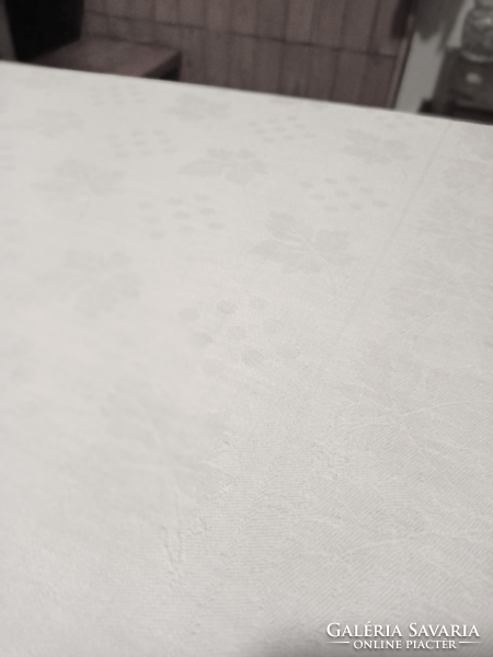 Hófehér,  szőlő mintás damaszt asztalterítő 125 x 135 cm