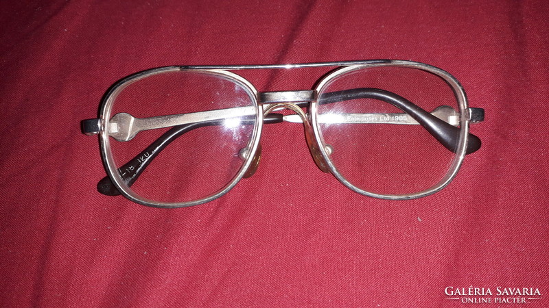 Retro quality glasses with metal frames and glass lenses approx. 1 strength according to the pictures is 14.