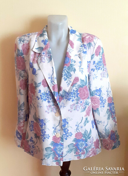 Fashionable summer and spring jacket with a nice pattern. 44-Es