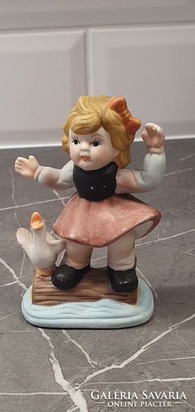 Kislány libával kerámia figura