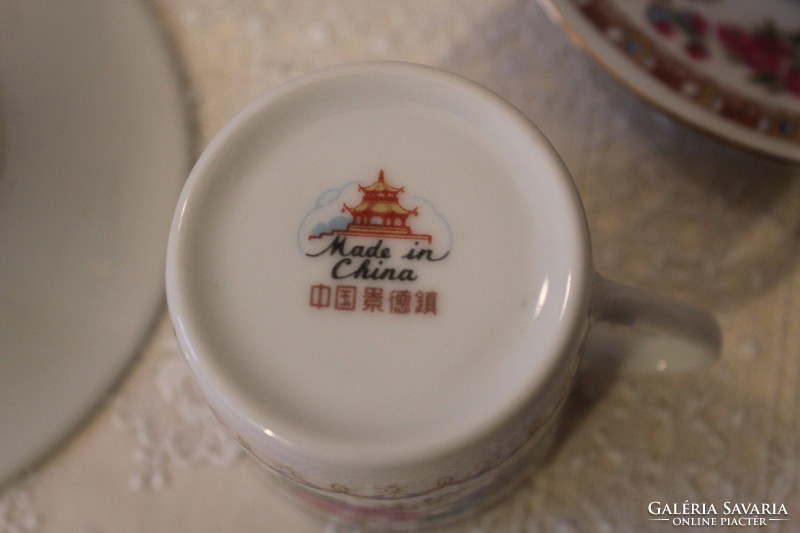 6 db-os kínai porcelán csésze/aljával, matrica díszítéssel, Made in China jelzéssel.