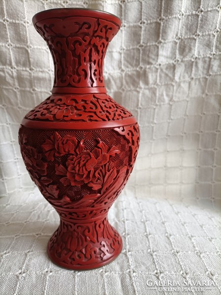 21 cm faragott cinóber váza