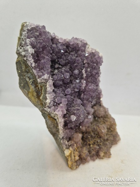Amethyst mineral drusen