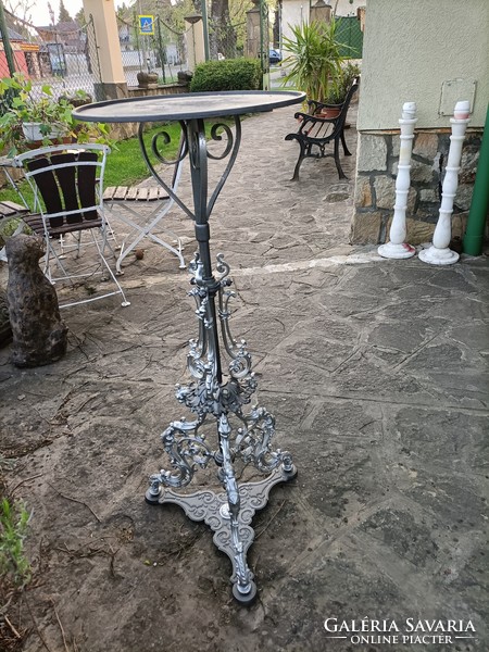 Cast iron flower stand flower holder