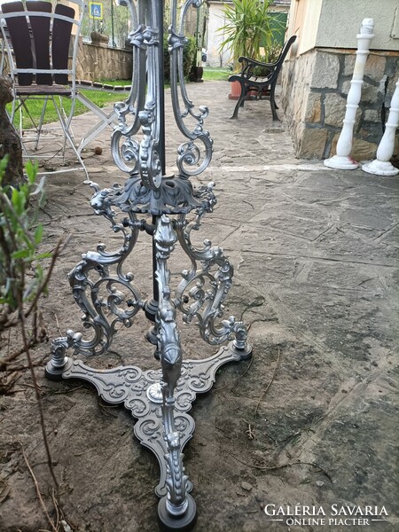 Cast iron flower stand flower holder