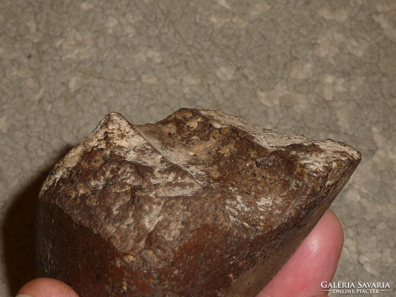 Régi kőbalta töredék hagyatékból származó eredeti csiszolt kőbalta darab neolit vagy bronzkor