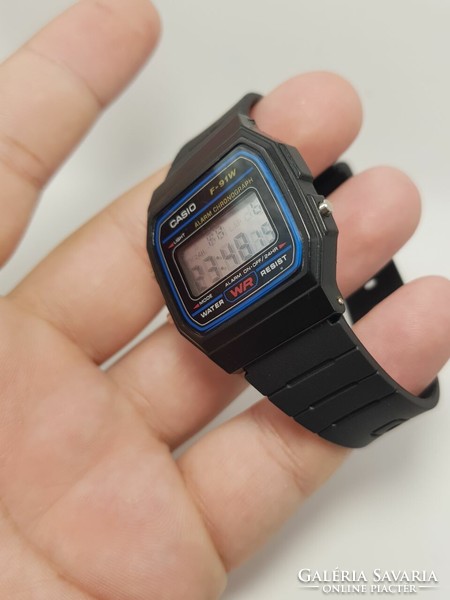 Retro quartz casio digital wristwatch