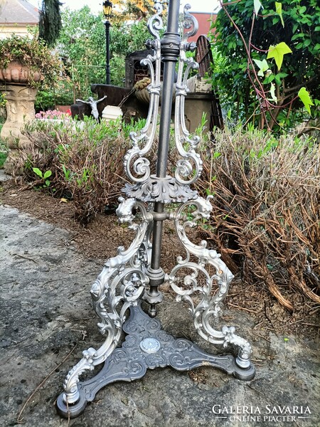 Cast iron flower stand flower holder