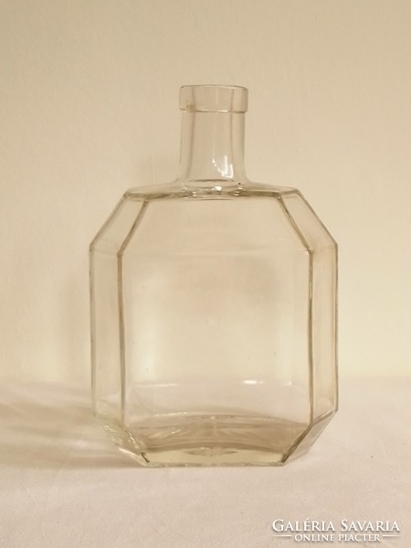 Antique? Old octagonal molded liquor bottle as shown in the pictures, in perfect condition. Size 12.5x9