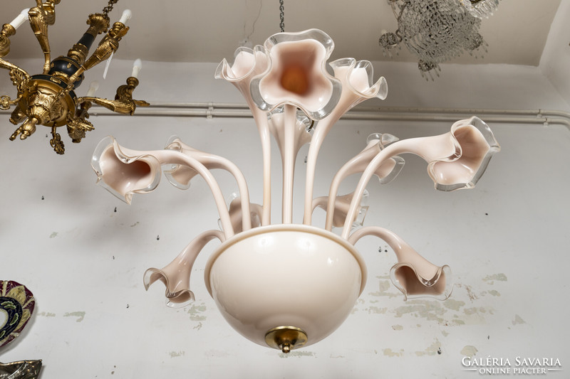 Murano-i üvegcsillár- kála alakú virágdíszekkel