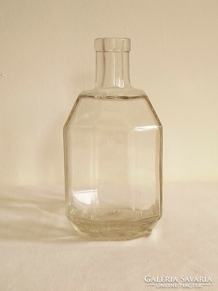 Antique? Old octagonal molded liquor bottle as shown in the pictures, in perfect condition. Size 12.5x9