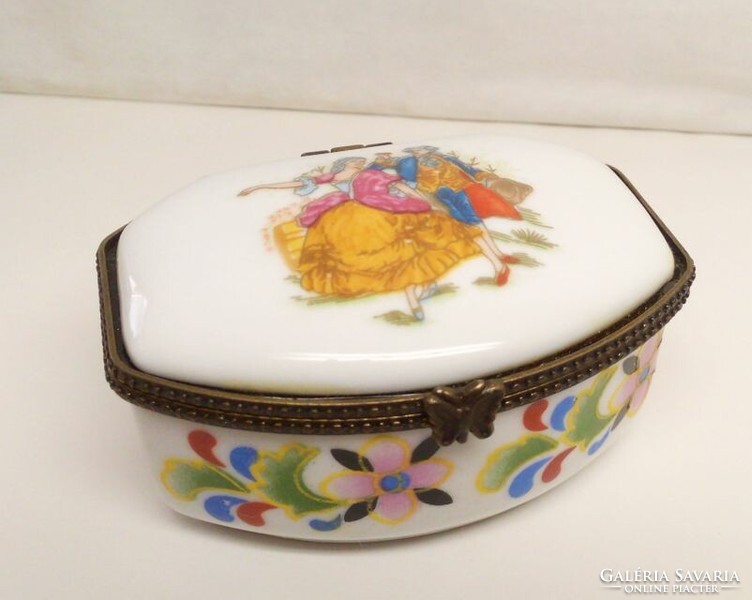 You can choose from several types of decorative porcelain bowls