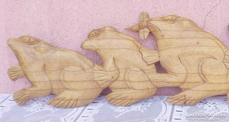 Frog team carving from Indonesia, unique handicraft work. 80Cm.