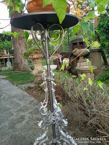 Cast iron flower stand flower holder