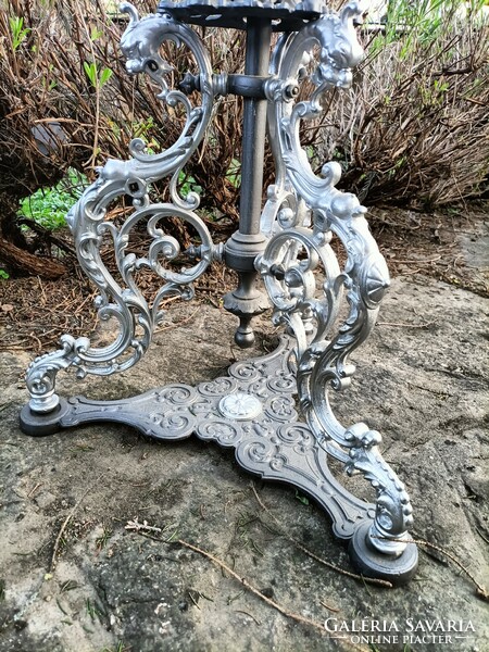 Cast iron flower stand flower holder