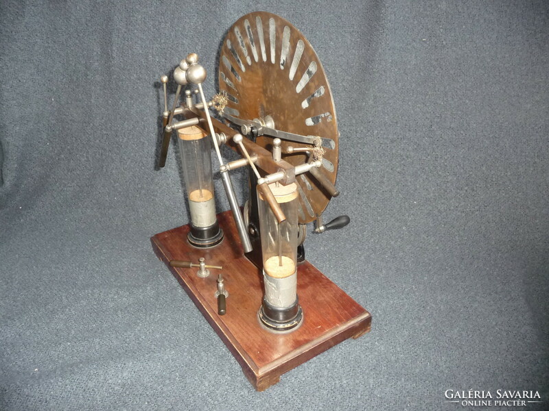 Régi szemléltető eszköz iskolai fizika kisérleti tanszer elektrosztatikus indukciós gép 20-as évek