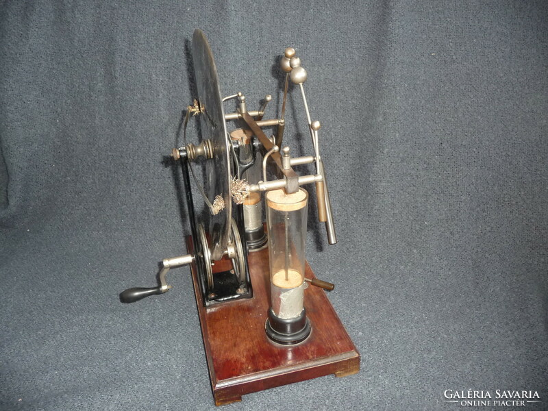 Old illustrative school physics experimental teaching tool electrostatic induction machine 20s