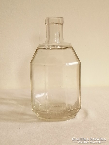 Antique? Old octagonal molded liquor bottle as shown in the pictures, in perfect condition. Size 12.5x9