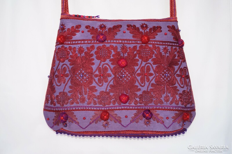 Piros, lila, kézzel hímzett, széki hímzett textíliából készült, nagy méretű, női pakolós válltáska