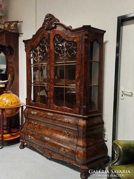 Neobarokk fiókos vitrines szekrény,kaliforniai diógyökér furnér vitrin ,tálaló csodaszép állapotban