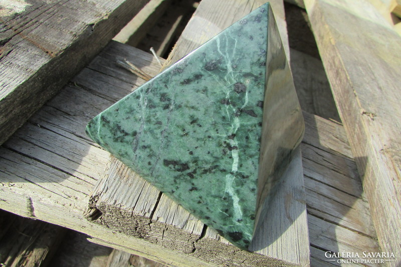 A pyramid made with unique craftsmanship from magnetic serpentinite with a high magnetite content