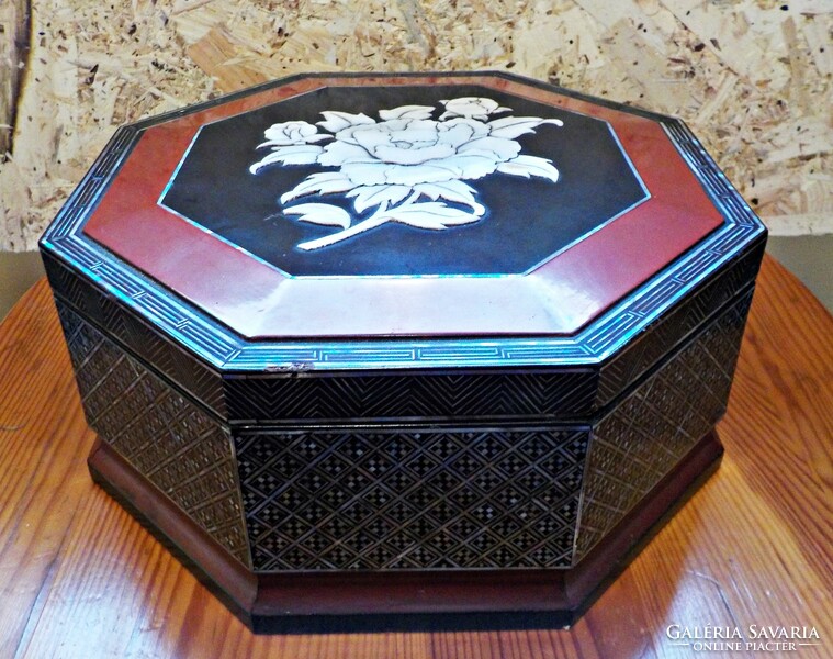 Lacquered wooden box decorated with a large shell mosaic
