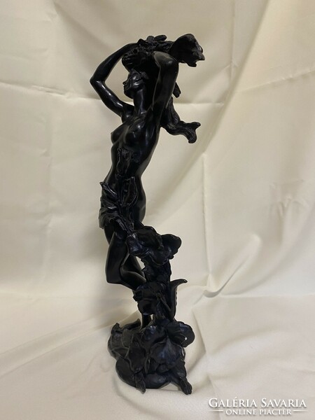 Female nude statue