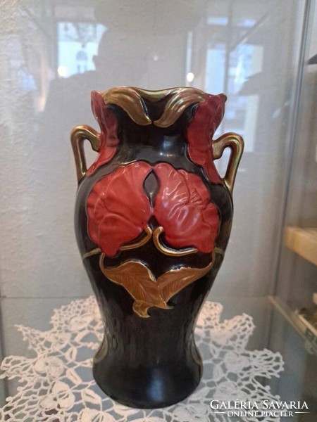 Zsolnay's eosin vase is flawless
