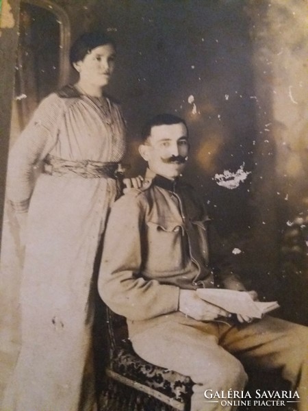 Antik 1910.keménytáblás kép üldögélő Katona a feleségével KALMÁR Budapest 17x10 cm, a képek szerint