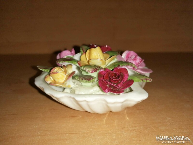 Beautiful royal albert English bone china rose flower bouquet in shell shell holder figurine