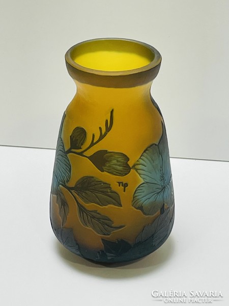 Beautiful tip daum nancy vase