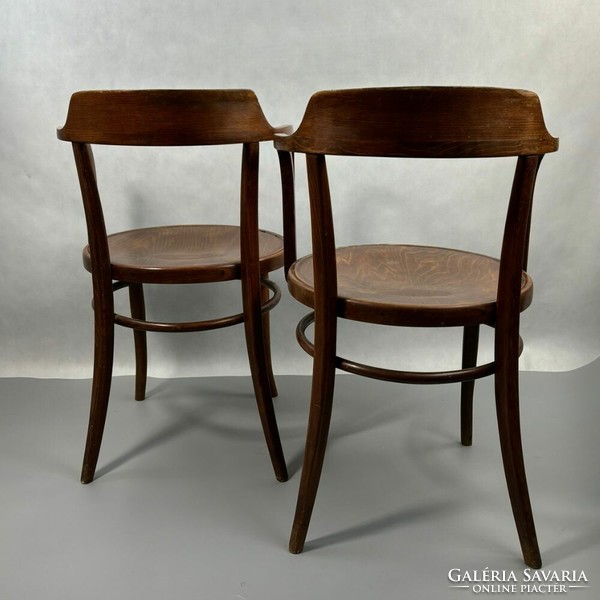 Pair of thonet mundus chairs with armrests