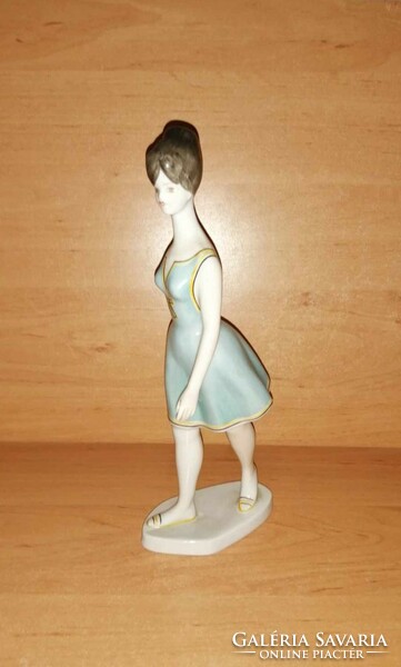 Hollóházi porcelán kék ruhás sétáló lány - 25 cm magas (po-1)