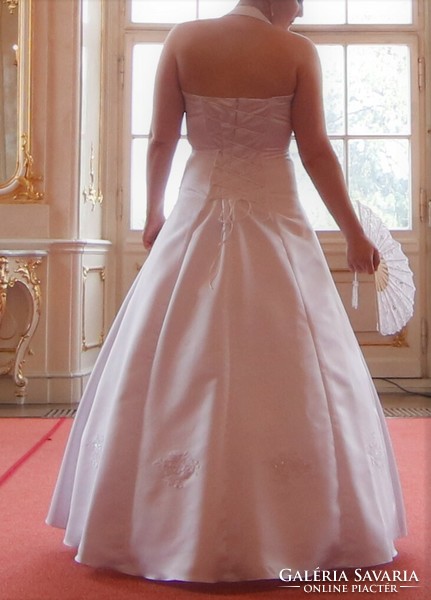 Menyasszonyi ruha abronccsal és hosszú fátyollal