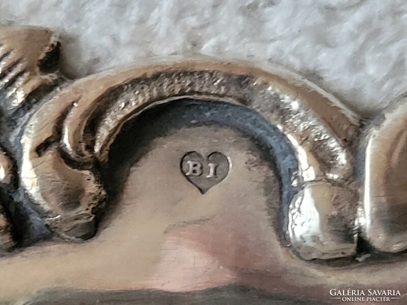 Régi nagyon szép ezüst tálca képen látható állapotban mérete átmérője 40 cm ﻿súlya 1315  g.