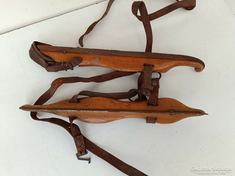 Antique wooden skates with carrying bag for sports equipment 8654