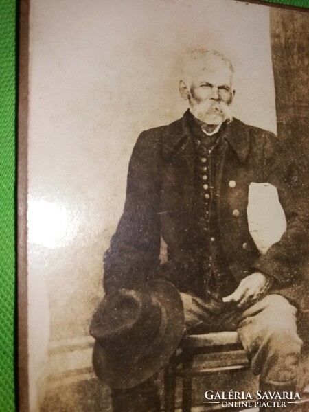 Antik 19. sz.keménytáblás szépia fotó üldögélő öreg huszár 17 x 11 cm, a képek szerint