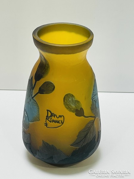 Beautiful tip daum nancy vase