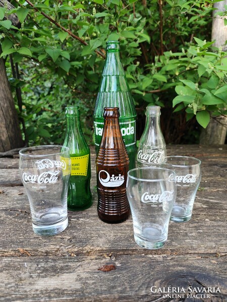 Oázis,Márka,Traubisoda, ,és Coca Cola üveg,poharakkal.