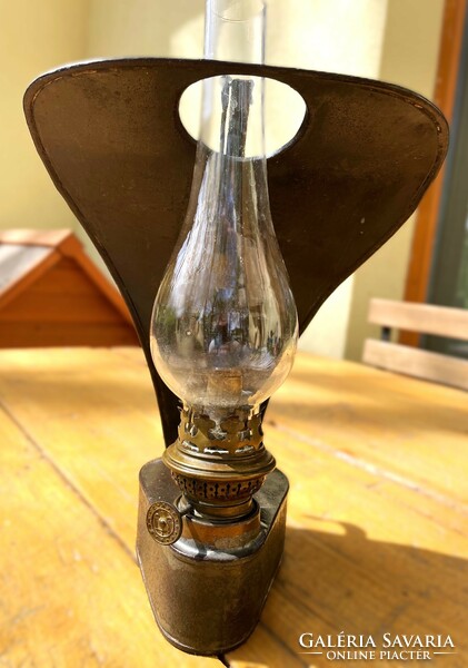 Régi petróleum lámpa - antik vas-rézüveg, különleges palásttal