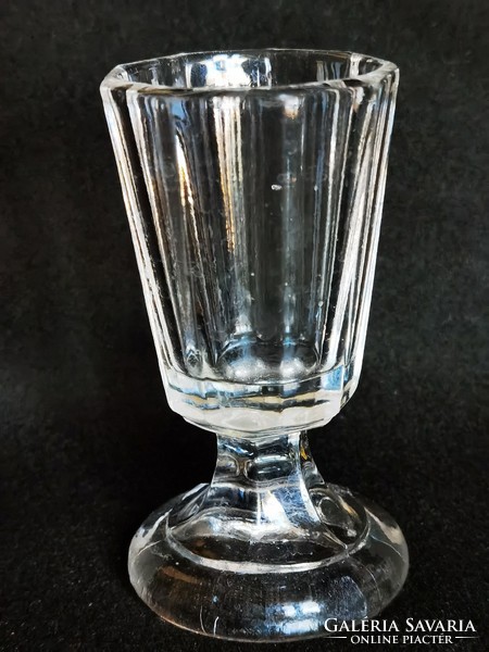 Antik vastagfalú préselt üveg, nyolc lapos pálinkás pohár