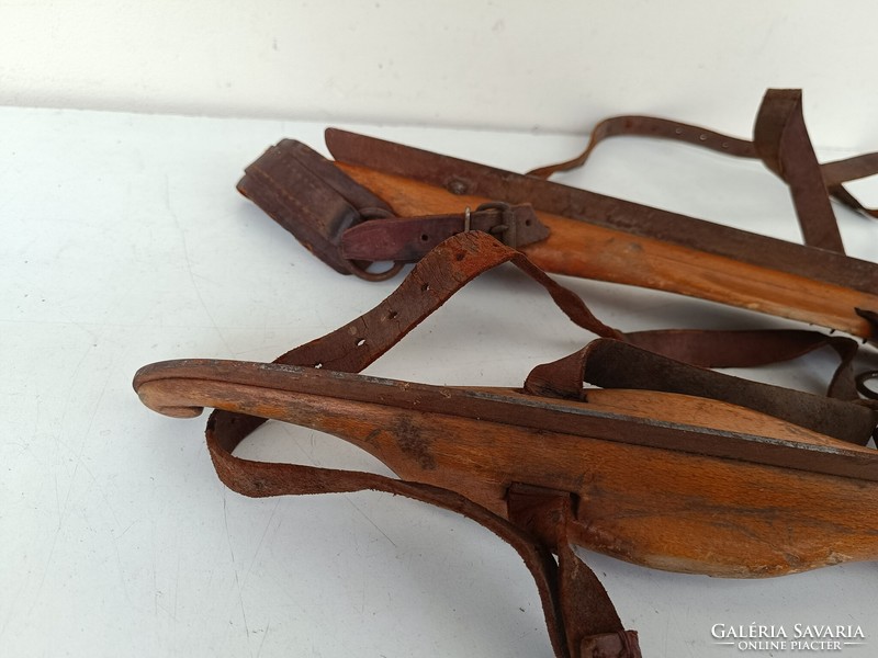 Antique wooden skates with carrying bag for sports equipment 8654