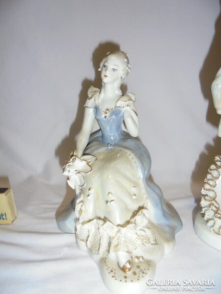 Két darab porcelán hölgy figura, nipp - együtt - fodrok sérültek