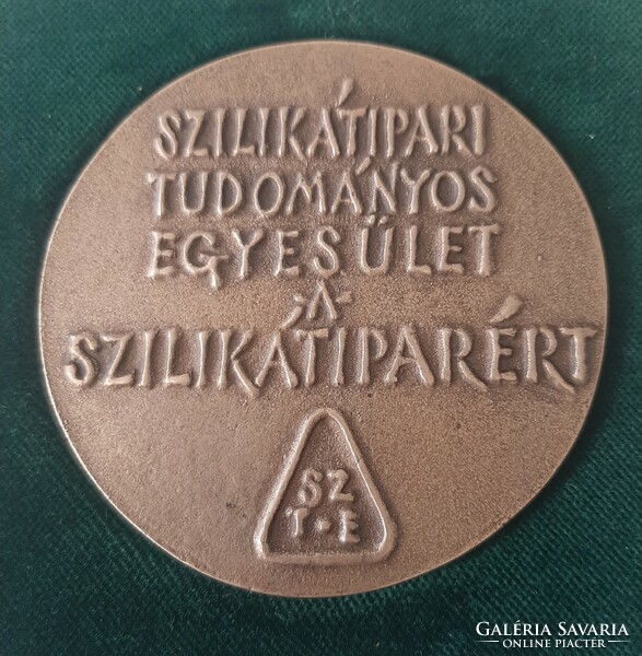 Szilikátipari Tudományos Egyesület bronz emlék plakett dobozában , kétoldalas 7,5 cm